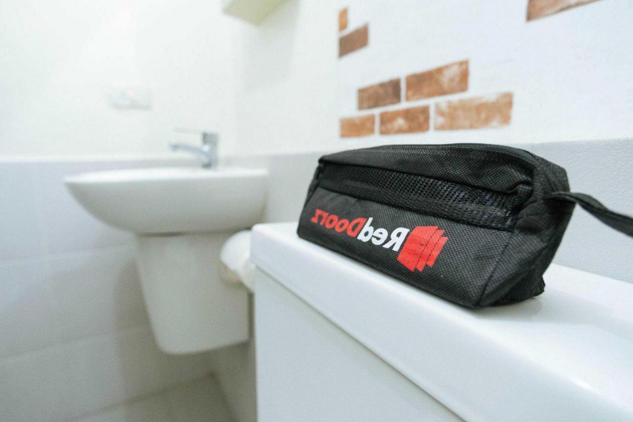 מלון Reddoorz @ Jalan Brigjend Katamso Medan 2 מראה חיצוני תמונה